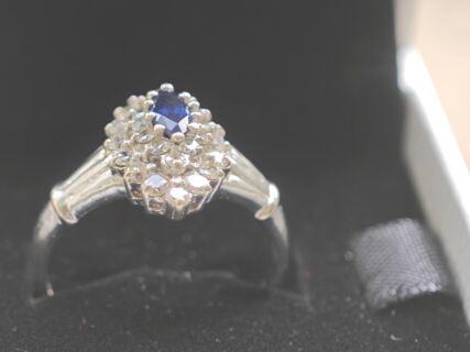 Exklusiver Damenring 14 Karat WG Saphir und Diamanten