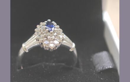 Exklusiver Damenring 14 Karat WG Saphir und Diamanten