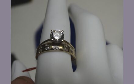 Goldener Damenring 14 Karat mit Besatz